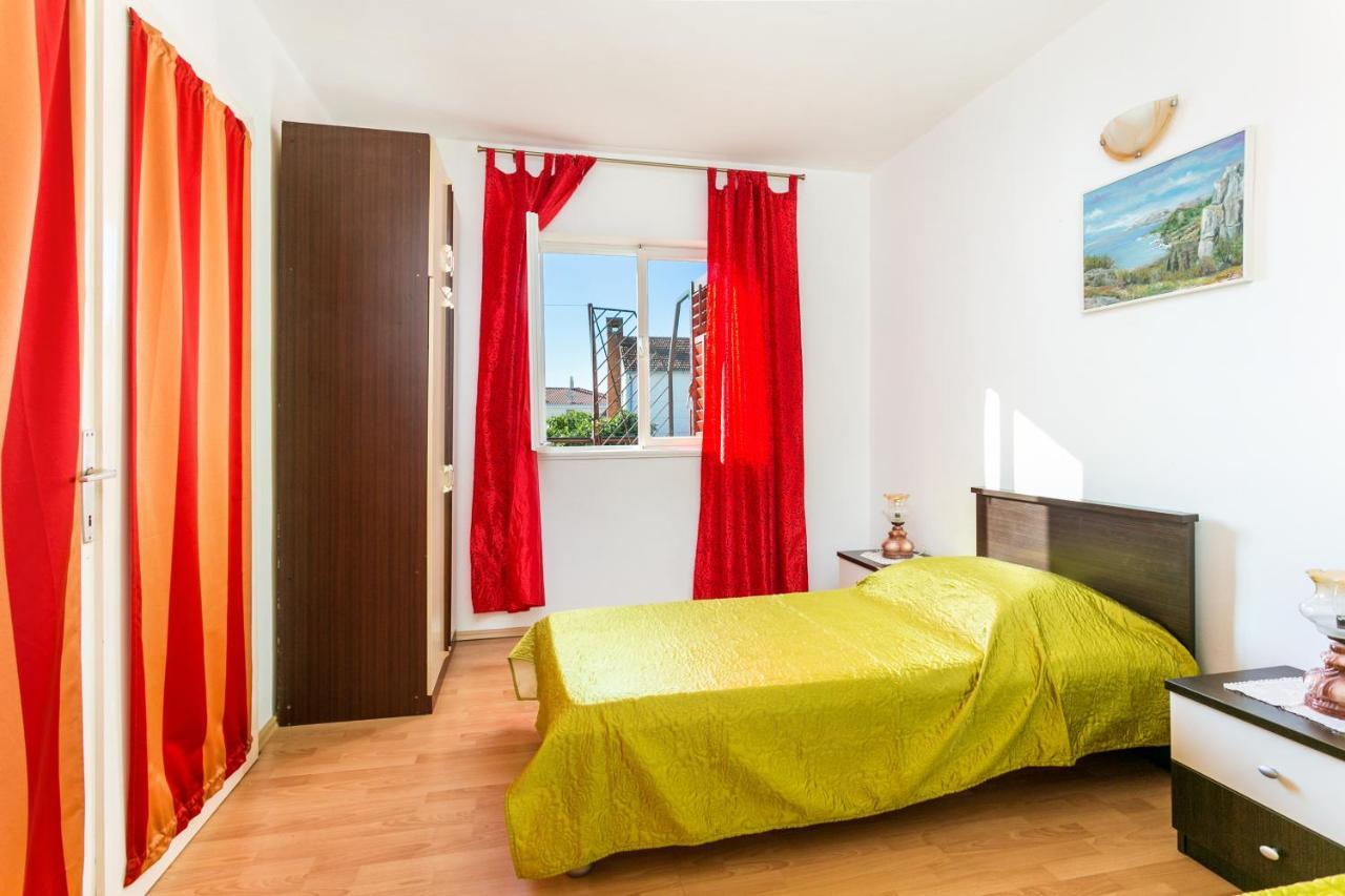 Apartments By The Sea Seget Vranjica, Trogir - 1038 Экстерьер фото